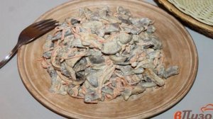 Салат из отварных куриных субпродуктов, грибов и корейской моркови
