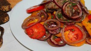 Салат с куриной печенью, овощами и маринованным луком