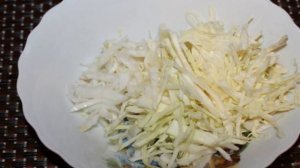 Салат из пекинской капусты с копченой курицей и маслинами