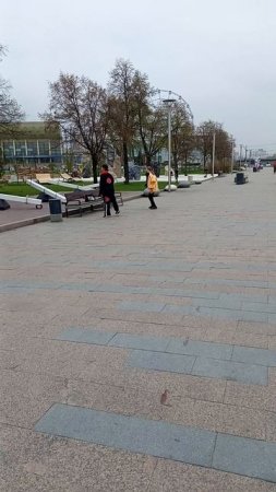 Девочки танцуют на набережной 👯👏