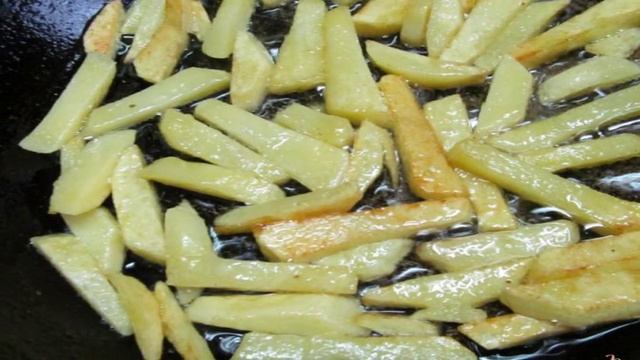 Салат из жареной картошки с мясом курицы