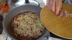 Пицца на сковороде. Проверяем рецепт. Готовим и пробуем.