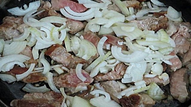 Свинина с солёными огурцами и томатом
