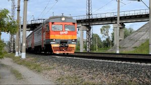 Электропоезд ЭД9Т-0019 и тепловоз 2ТЭ10М-3562