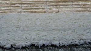 Ролл с кальмаром огурцом и майонезом с зеленью