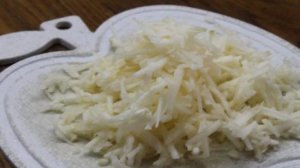 Сырники с яблоками и изюмом