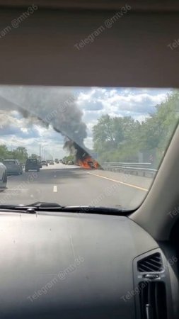 ПОГЛОТИЛО ПЛАМЯ: 1 мая на трассе около города Лиски полностью сгорел автомобиль.