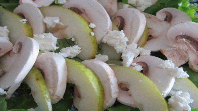 Салат с шампиньонами и овечьим сыром