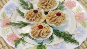 Яйца фаршированные печенью минтая и плавленым сыром