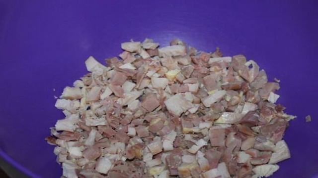 Оливье с зеленым горошком и копченой курицей