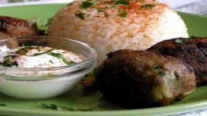 Кефте с йогуртовым соусом и рисом