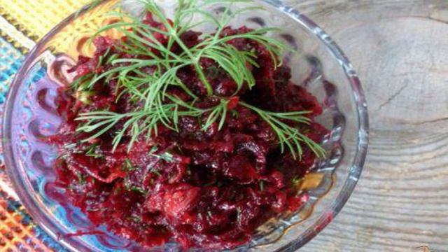 Салат из свеклы с маринованными огурцами и укропом
