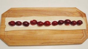 Кольцевой пирог с вишней из слоеного теста