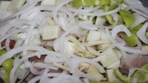 Кусочки свинины жаренные с баклажаном, кабачком и перцем в соусе Терияки