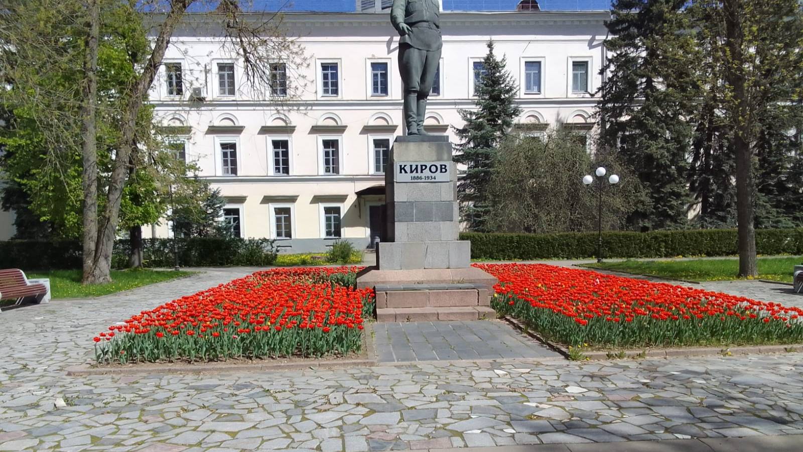 Псков 03.05.25 У памятника Кирову (Октябрьский проспект. Дом Советов)