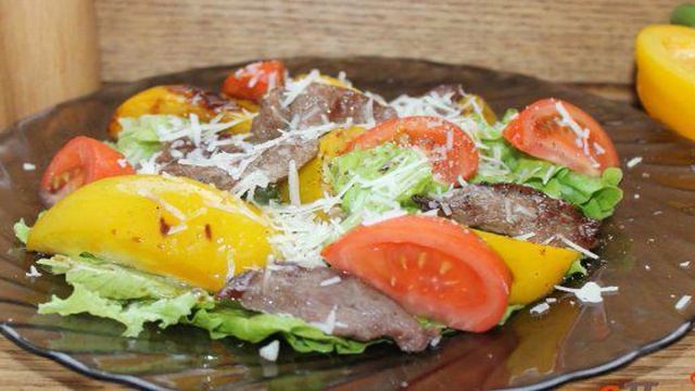 Теплый салат с грудкой и перцем