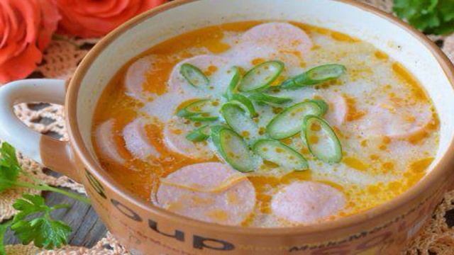 Суп с квашеной капустой и сосисками