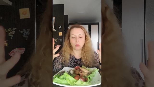 хрустящие куриные крылышки с соленьями