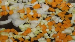 Гречка с курицей, кабачком и тыквой в томатном соусе