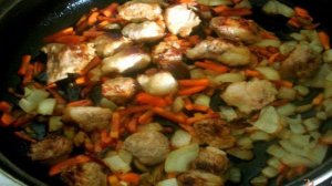 Капуста тушёная со свининой и томатом