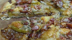 Пицца с яблоком и беконом