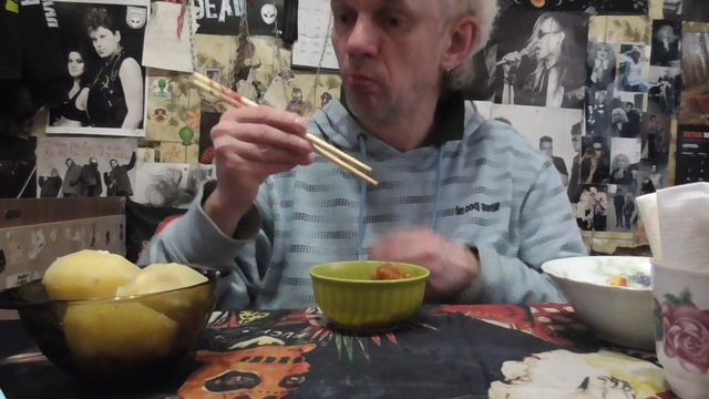 мукбанк пельмени русские ратимир картофель отварной чай и бакложаны маренованные