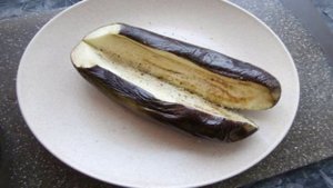 Баклажан с помидорами и сыром в микроволновке