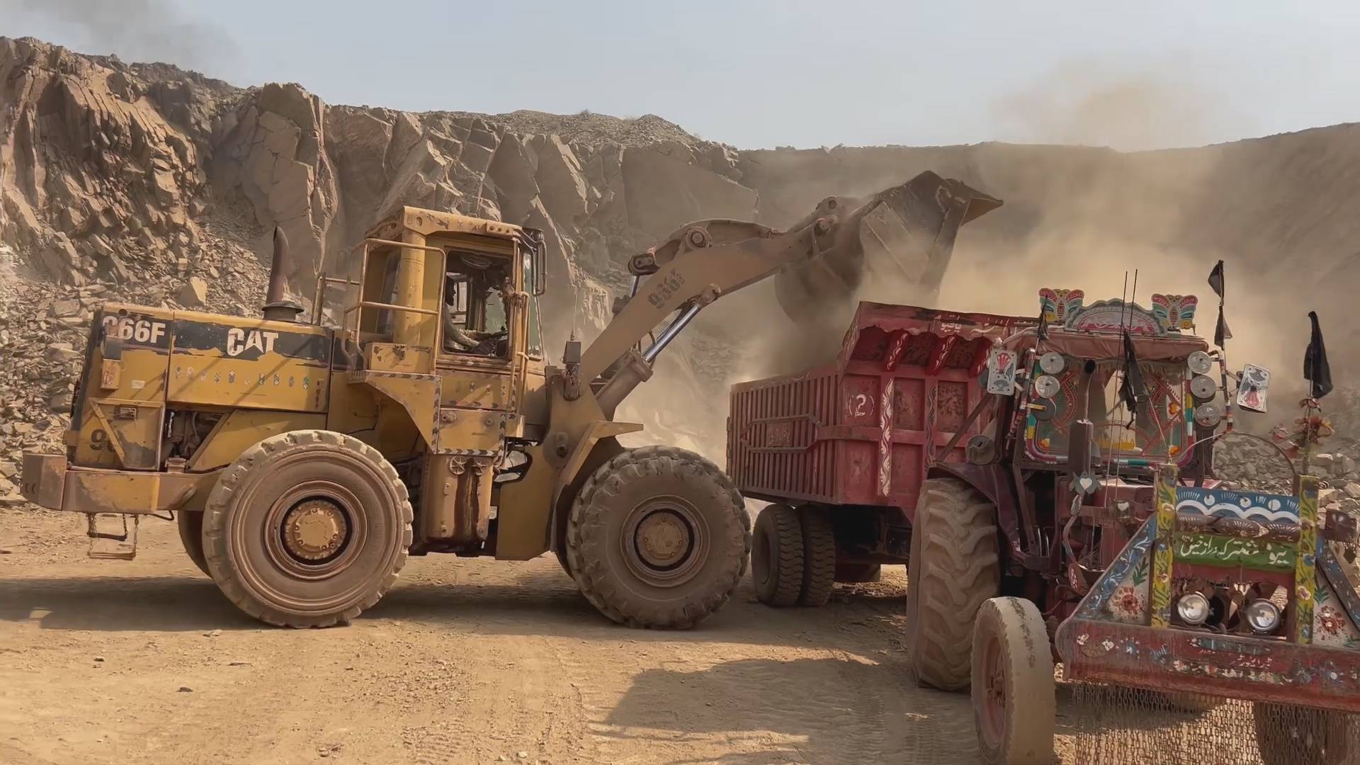 РАБОТАЕТ ПОГРУЗЧИК! Загружает САМОСВАЛ! смотреть онлайн