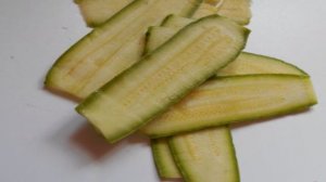 Салат из огурцов и цуккини с соусом песто