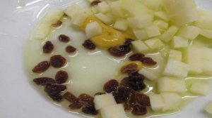 Капустный салат с сыром фета и изюмом