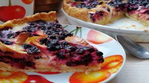 Песочный пирог с яблоками, смородиной и сметаной заливкой