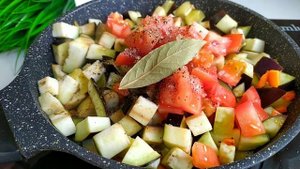 Баклажаны, тушёные с овощами на сковороде за 15 минут