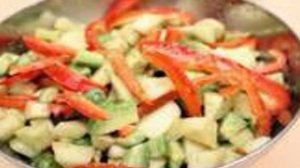 Салат из креветок и авокадо с мятной заправкой