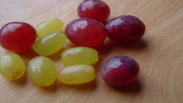 Канапе с виноградом и сыром