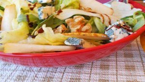 Салат из груши и сыра с голубой плесенью