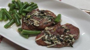 Свиные отбивные с фасолью под сливочным соусом