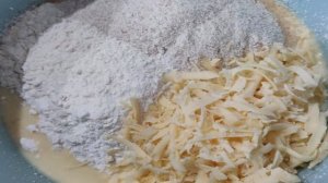 Пирог с творогом и сыром на сковороде