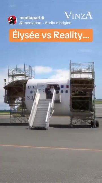 Макрон куда-то на чём-то прилетел