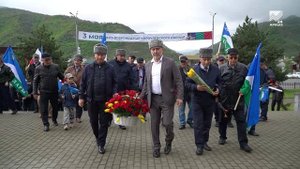 3 Мая Глава КЧР Рашид Темрезов возложил цветы к Мемориалу жертв депортации карачаевского народа