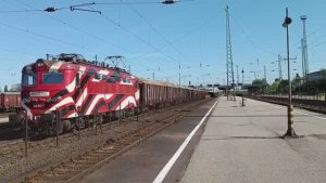 Электровоз Шкода 242 243-4 везёт вагоны с лесом