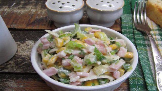 Салат из копченой грудинки с луком-порей и сельдереем