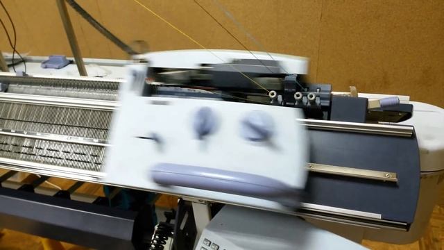 Вязальная машина Passap E8000 в работе смотреть онлайн