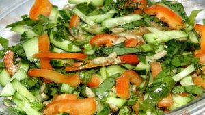 Овощной салат с щавелем и семенами подсолнечника