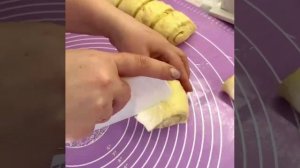 Сахарные плюшки

▫️Молоко тёплое - 250 мл.
▫️Дрожжи свежие - 50 гр. или сухие - 11 гр.
▫️Са