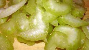 Быстрый салат из капусты с сельдереем