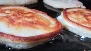 Оладьи на кефире с кусочками абрикоса