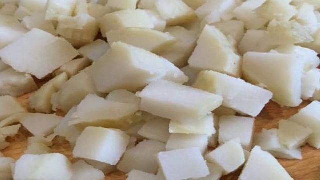Салат с картофелем, корейской морковью и зеленым горошком