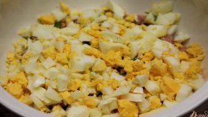 Салат с колбасой яйцом и яблоком