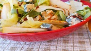 Салат из груши и сыра с голубой плесенью