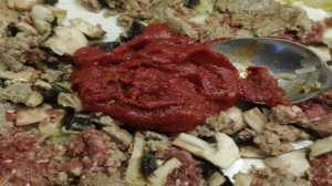 Спагетти болоньезе с шампиньонами и зеленью